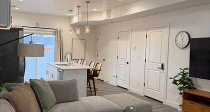 Upscale SLC 3bd/2.5ba Townhome - Sleeps 8
