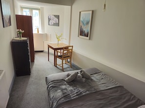 3 bedrooms, WiFi, bed sheets - Highland Hideaway Southsea Stylish Coastal Stay (Portsmouth)