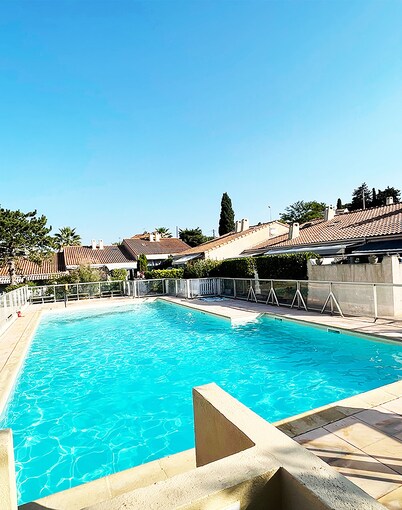 Bright duplex with a mezzanine · Pool · 5-minute walk to the beach · Private terrace