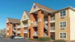 Unclassified image, 2 of 24, button - Motel 6 Suites Sacramento Arden Way CA (Sacramento)