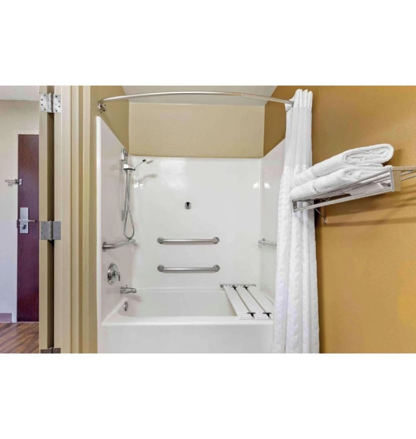 Combined shower/tub, free toiletries, hair dryer, towels