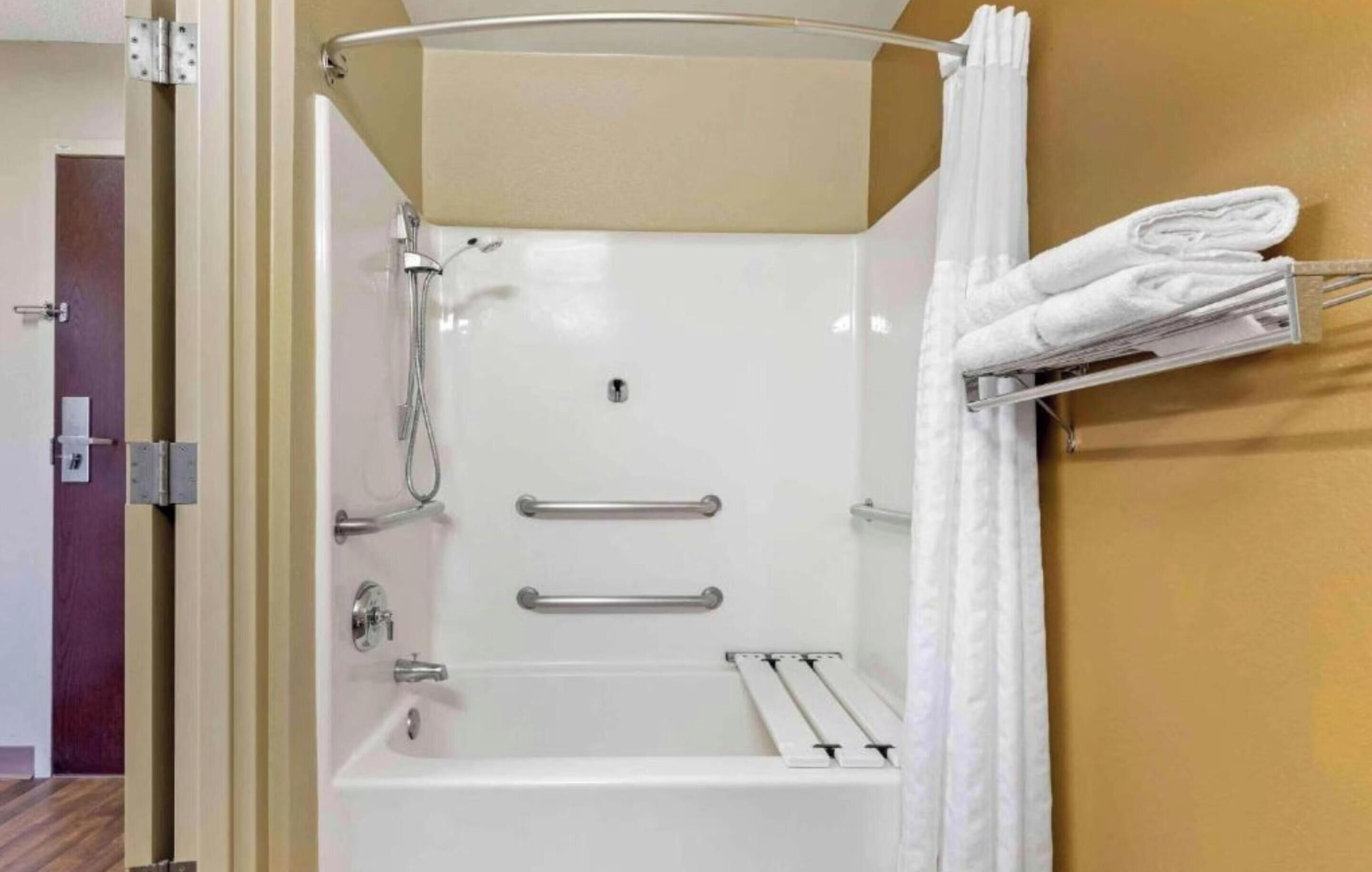 Een bad/douchecombinatie, gratis toiletartikelen, een haardroger