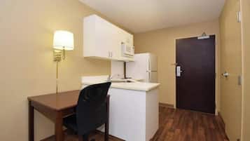 Refrigerador con freezer, microondas, placa de cocina