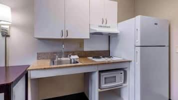 Geladeira grande, micro-ondas, cooktop
