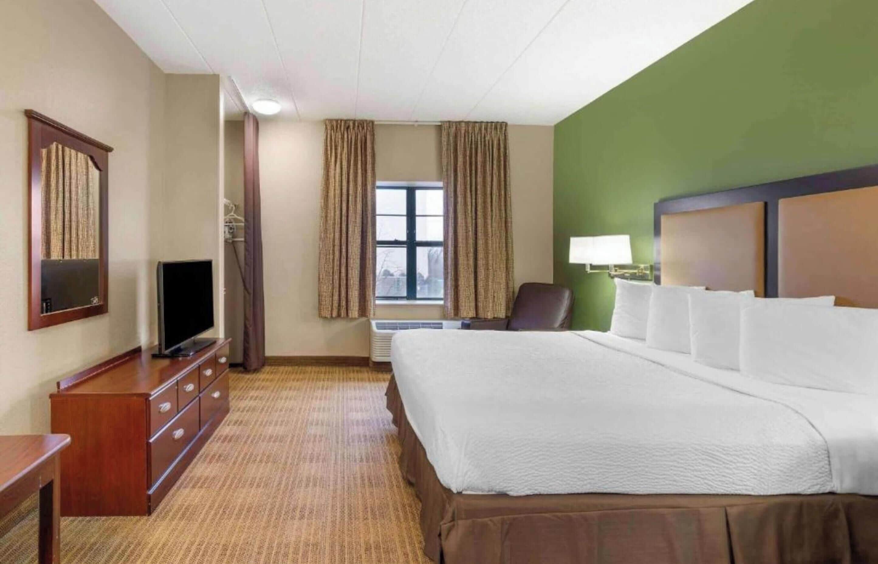 Room, 1 King Bed, Non Smoking (Kitchen, Shower) | Iron/ironing board, WiFi (free), bed sheets