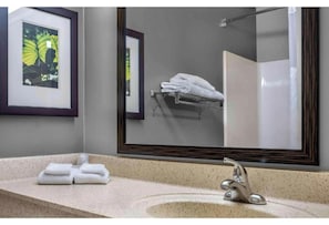 Ensemble baignoire-douche, articles de toilette (gratuits)