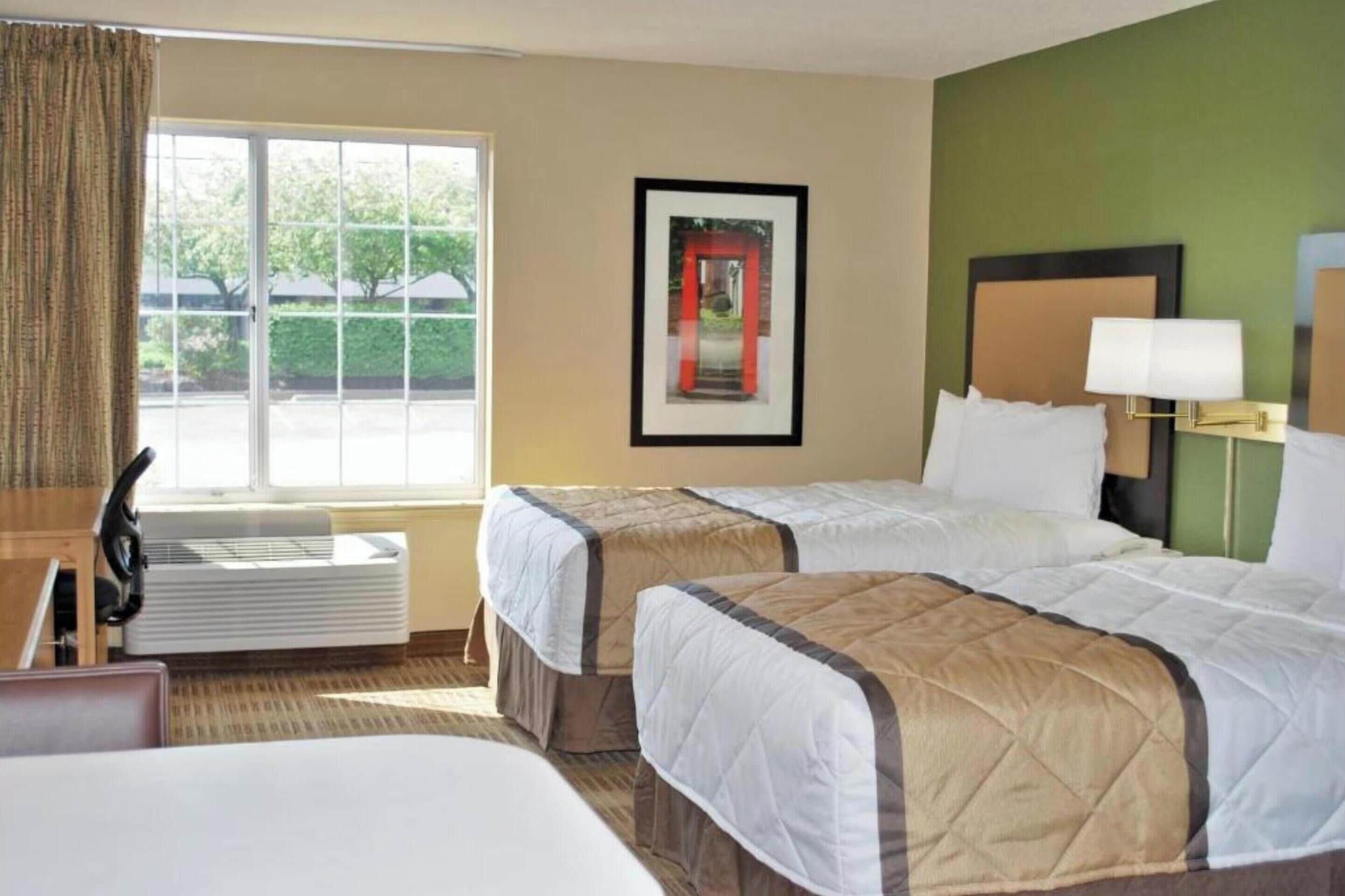 Tabla de planchar con plancha, wifi gratis, ropa de cama