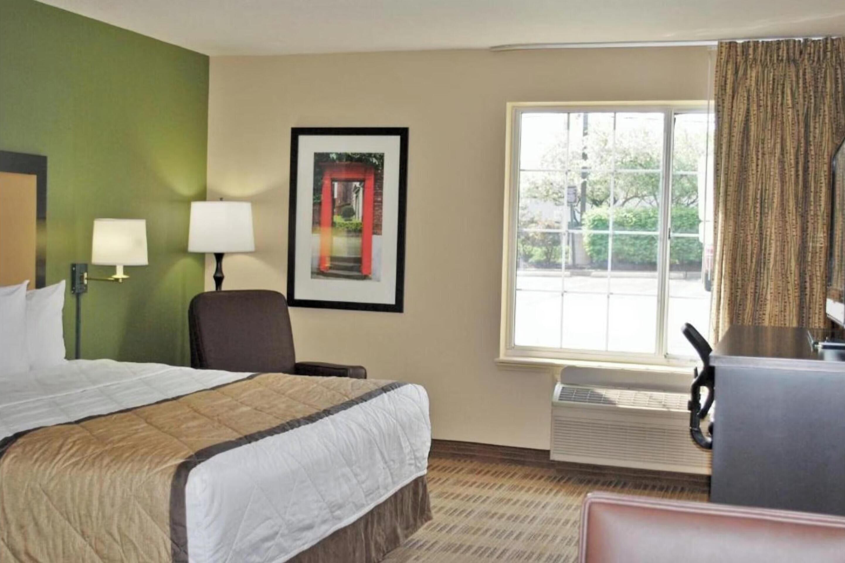 Iron/ironing board, WiFi (free), bed sheets