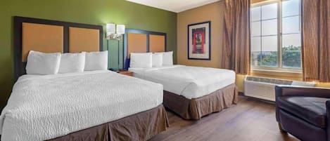 Tabla de planchar con plancha, wifi gratis y ropa de cama