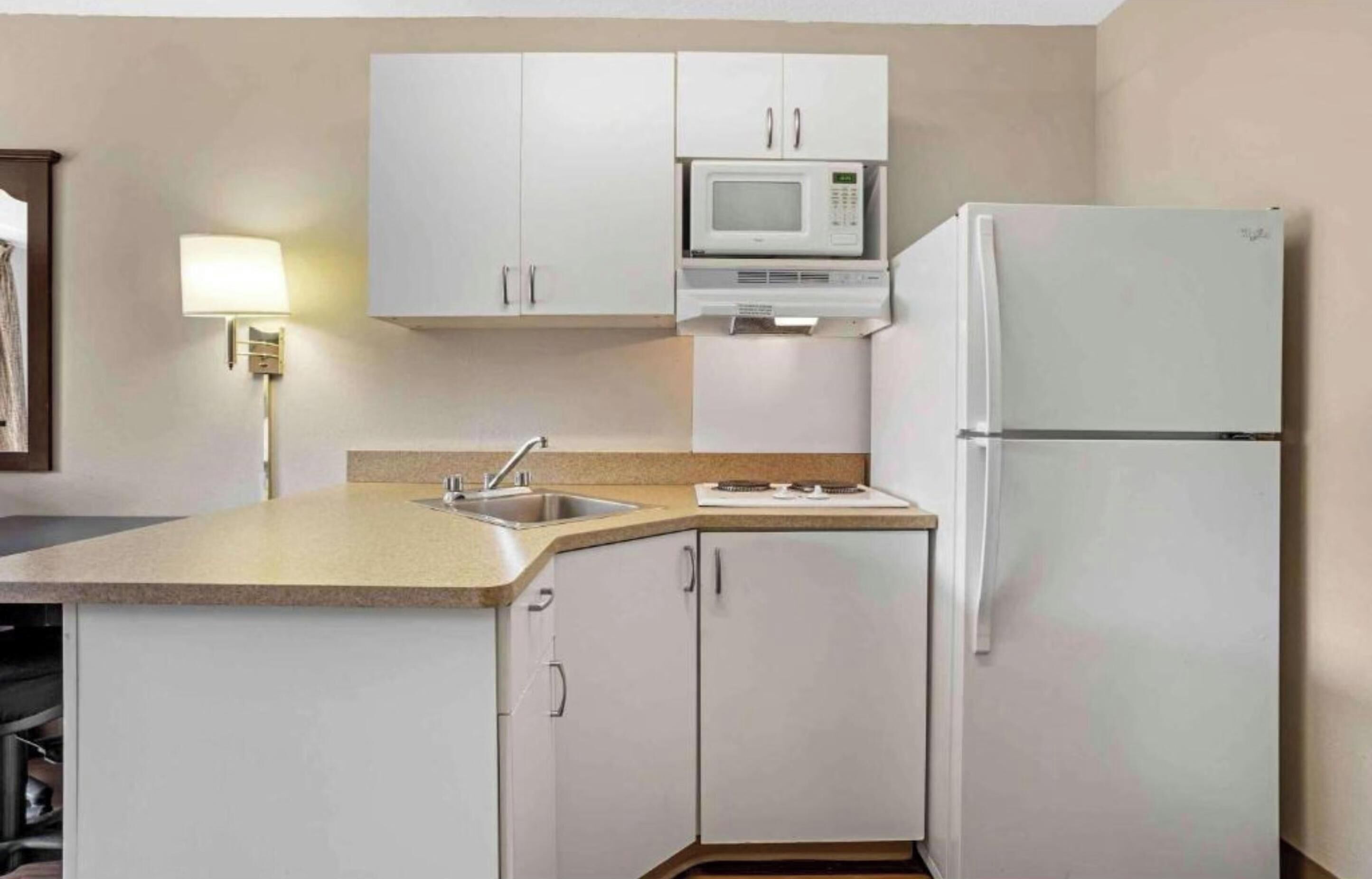 룸, 퀸사이즈침대 1개, 롤인 샤워 시설, 흡연 (Refrigerator & Microwave, Mobility) | 전용 주방 | 대용량 냉장고, 전자레인지, 쿡탑