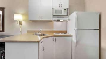 룸, 퀸사이즈침대 1개, 롤인 샤워 시설, 흡연 (Refrigerator & Microwave, Mobility) | 전용 주방 | 대용량 냉장고, 전자레인지, 쿡탑