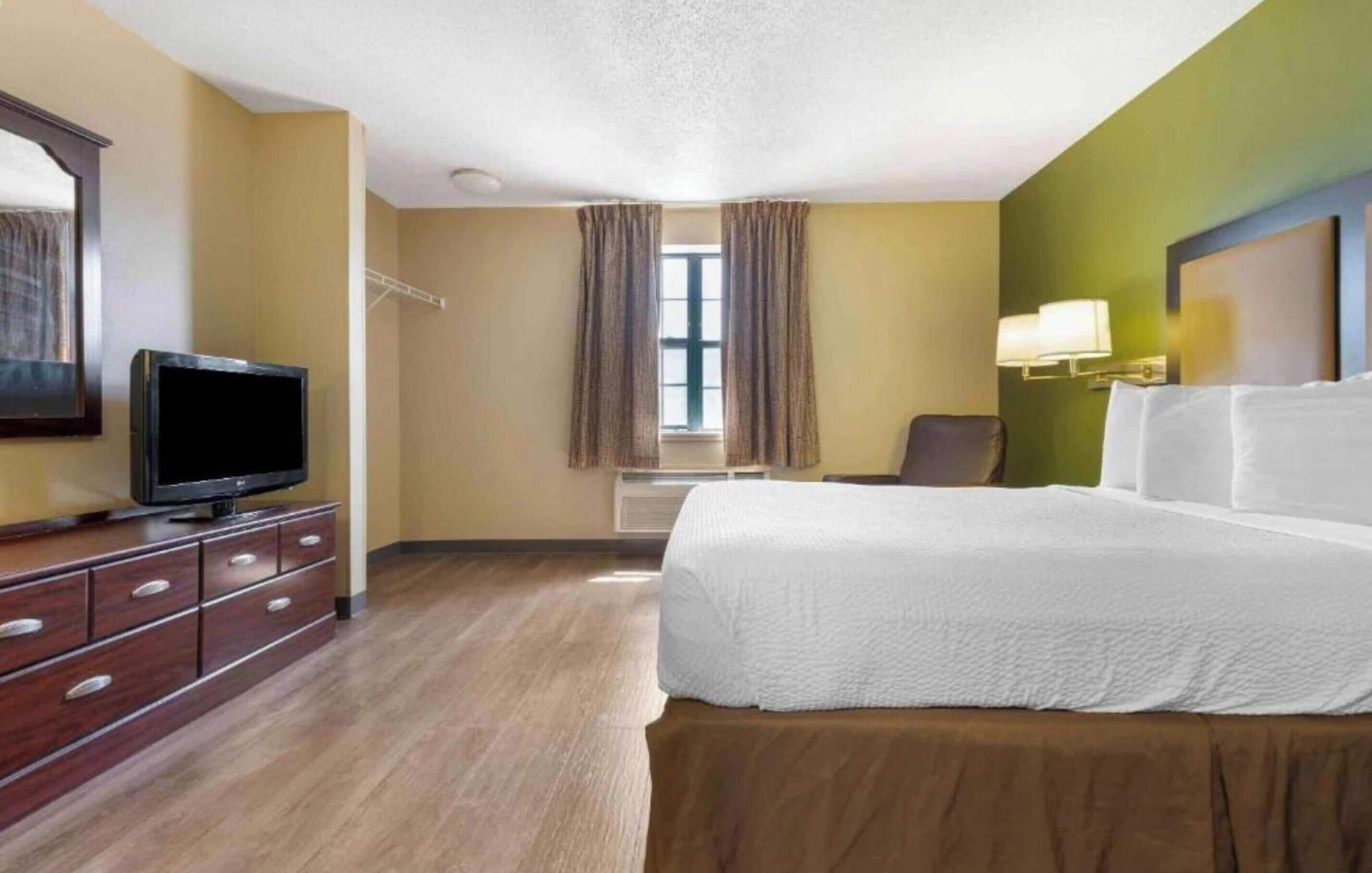 Room, 1 Queen Bed, Non Smoking (Kitchen) | Iron/ironing board, WiFi (free), bed sheets