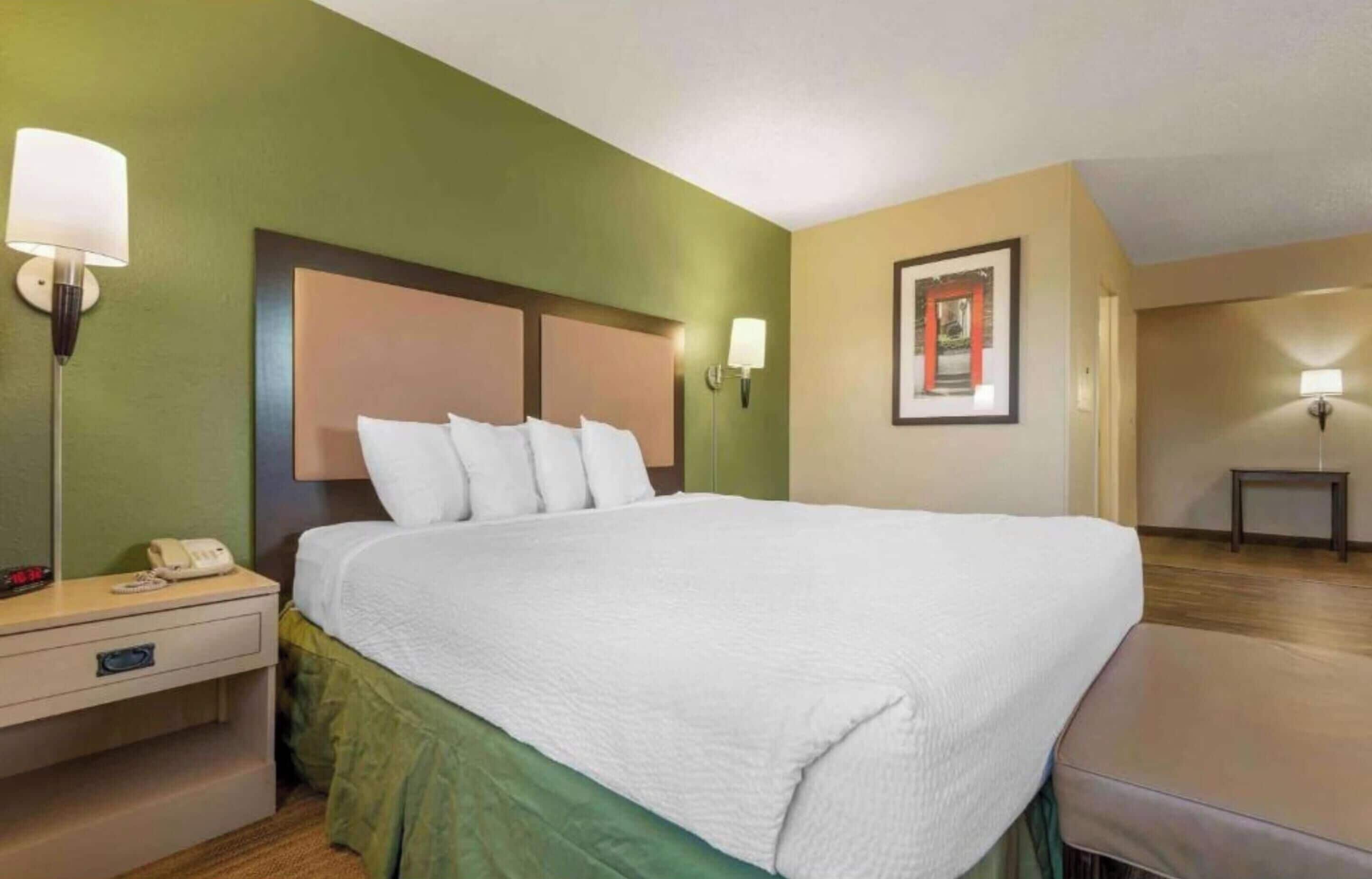 Room, 1 Queen Bed, Non Smoking (Kitchen) | Iron/ironing board, WiFi (free), bed sheets