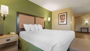 Room, 1 Queen Bed, Non Smoking (Kitchen) | Iron/ironing board, WiFi (free), bed sheets
