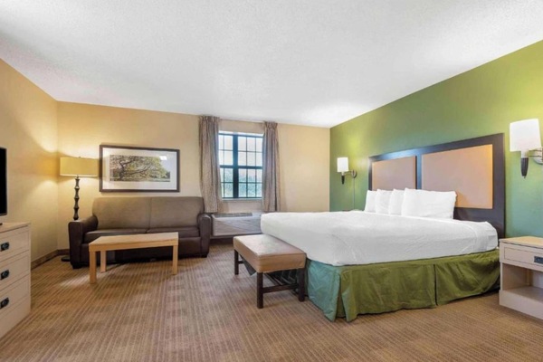Room, 1 Queen Bed, Non Smoking (Kitchen) | Iron/ironing board, WiFi (free), bed sheets