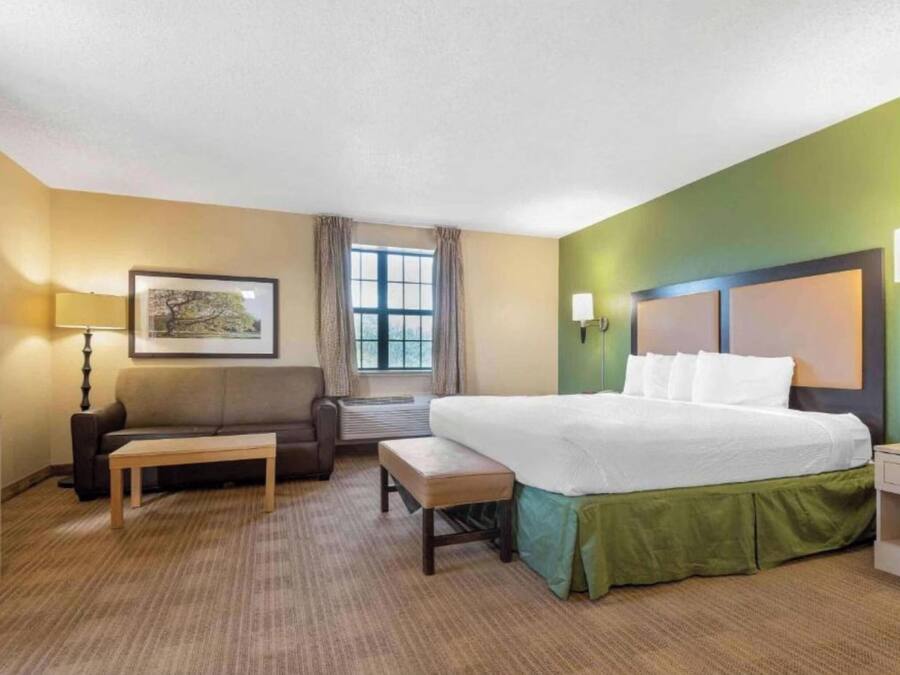 Room, 1 Queen Bed, Non Smoking (Kitchen) | Iron/ironing board, WiFi (free), bed sheets