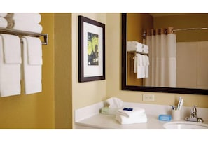 Room, 1 Queen Bed, Non Smoking (Kitchen) | Bathroom | Combined shower/tub, towels - Motel 6 Fairfield, OH - Cincinnati (Fairfield)