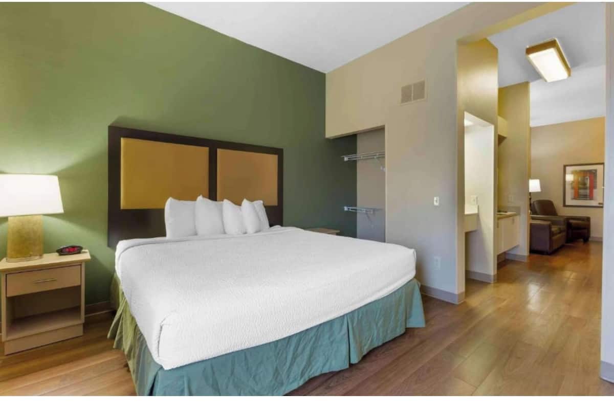 Iron/ironing board, free WiFi, bed sheets