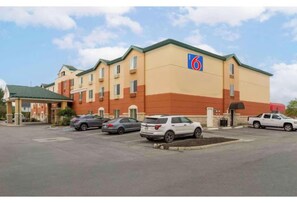 Front of property - Motel 6 Findlay Tiffin Avenue, OH (Findlay)