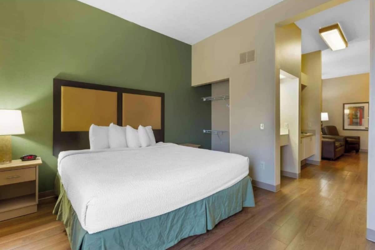 Tabla de planchar con plancha, wifi gratis y ropa de cama