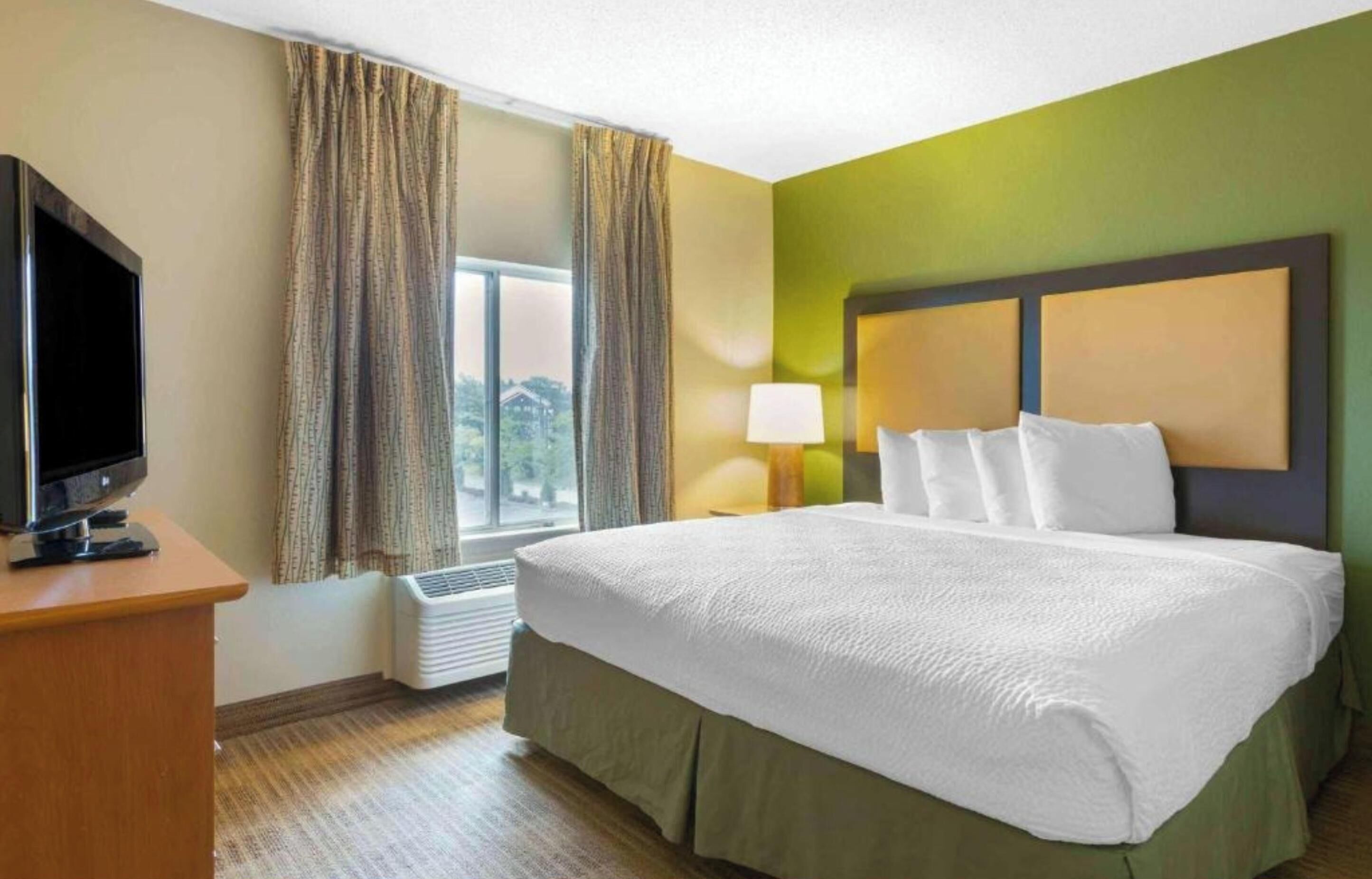 Tabla de planchar con plancha, wifi gratis y ropa de cama 