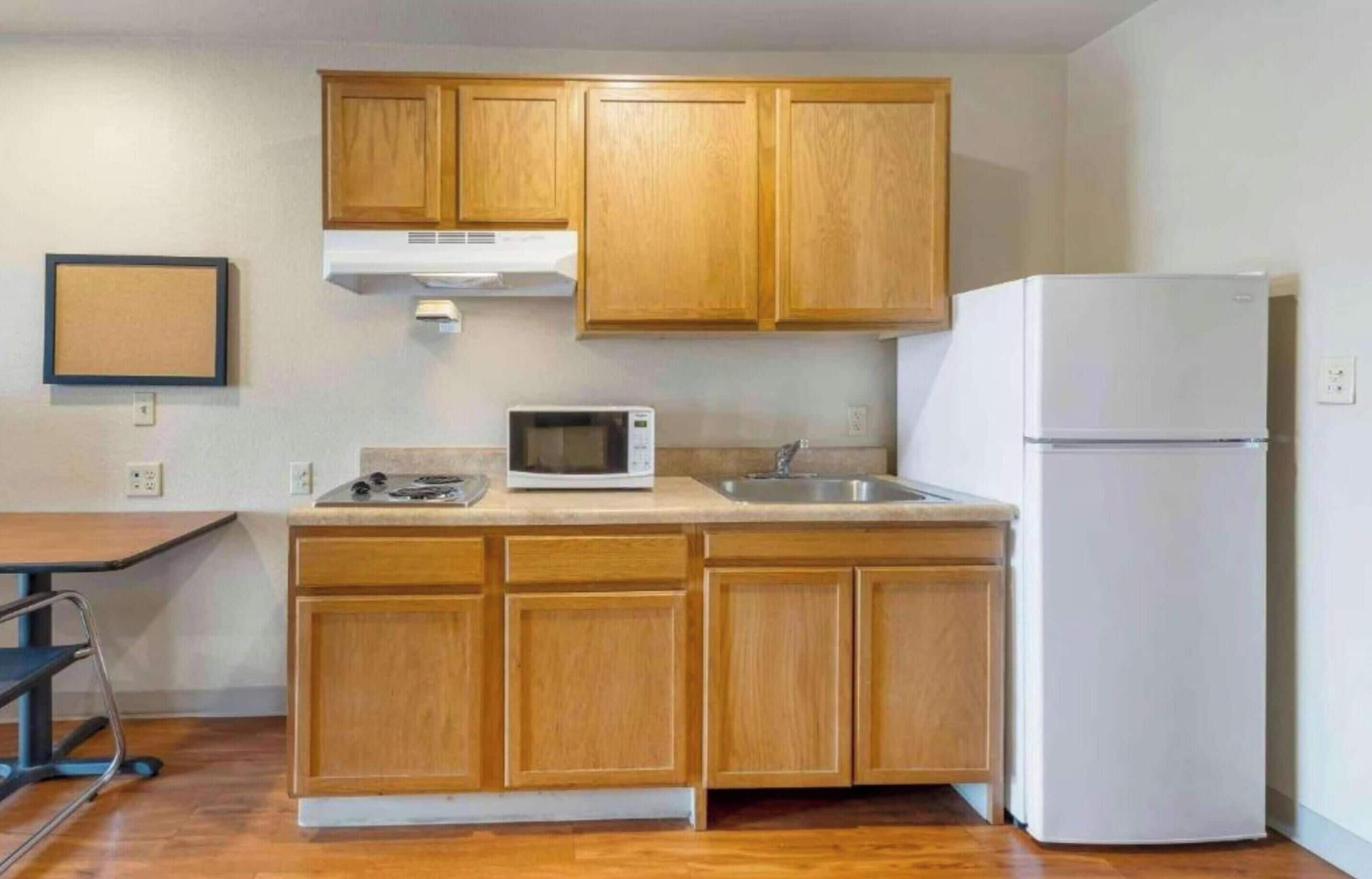 Room, 1 Double Bed, Accessible Bathtub, Non Smoking (Refrigerator & Microwave, Mobility) | Private kitchen | Full-size fridge, microwave, stovetop, cookware/dishes/utensils