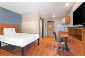 Zimmer, 1 Doppelbett, barrierearme Badewanne, Nichtraucher (Refrigerator & Microwave, Mobility) | Bügeleisen/Bügelbrett, kostenloses WLAN, Bettwäsche