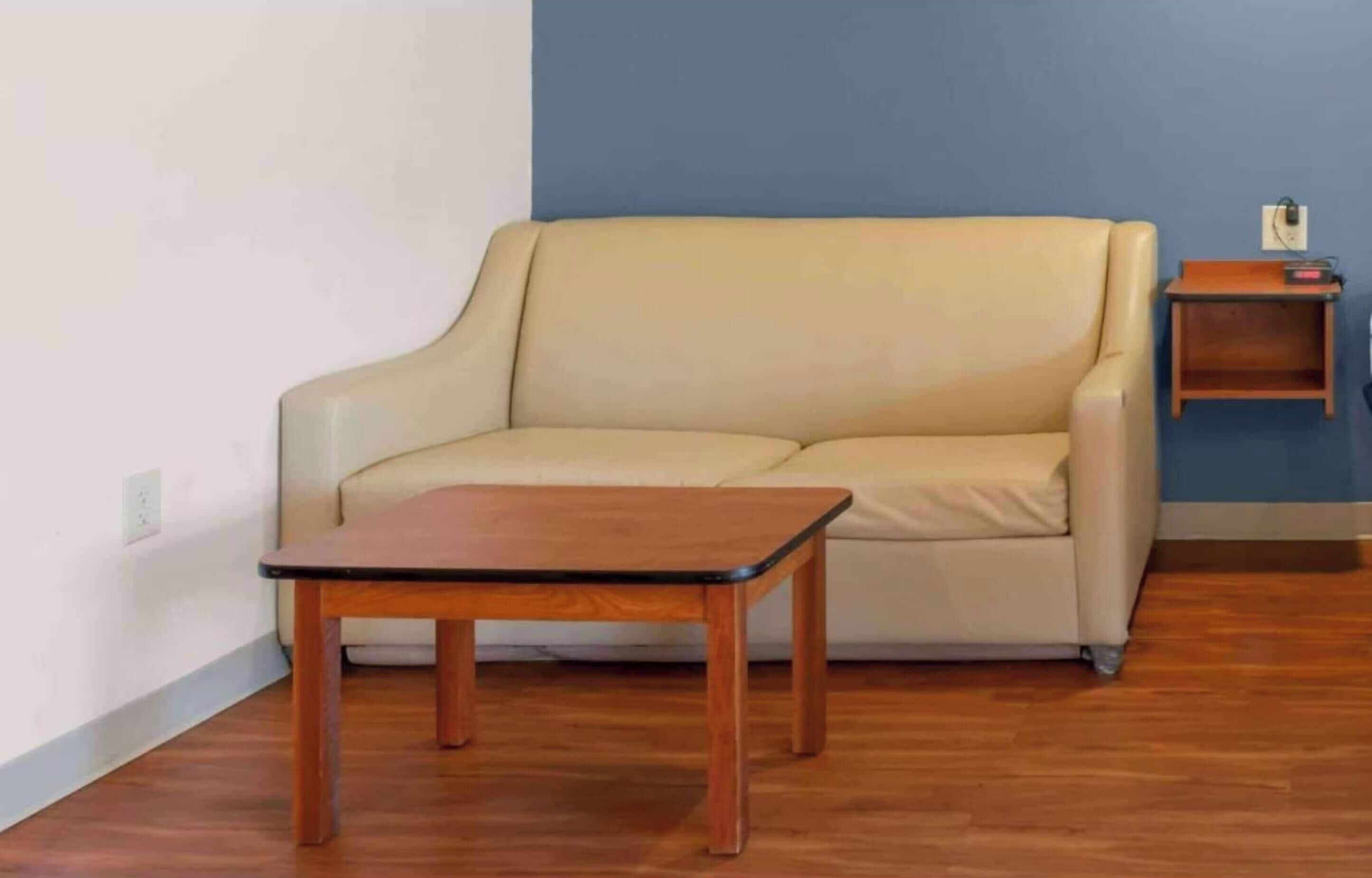 Tabla de planchar con plancha, wifi gratis y ropa de cama 