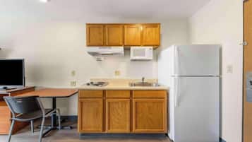 Full-size fridge, microwave, stovetop, cookware/dishes/utensils