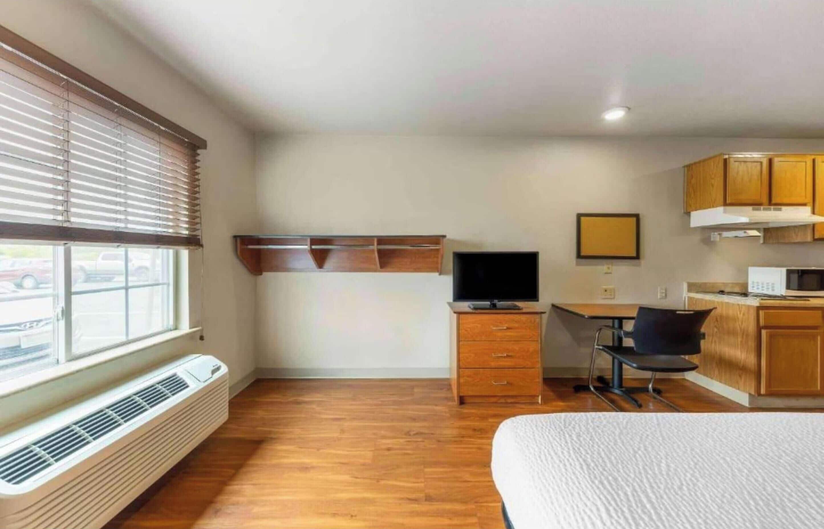 Room, 1 Double Bed, Accessible Bathtub, Non Smoking (Refrigerator & Microwave, Mobility)
