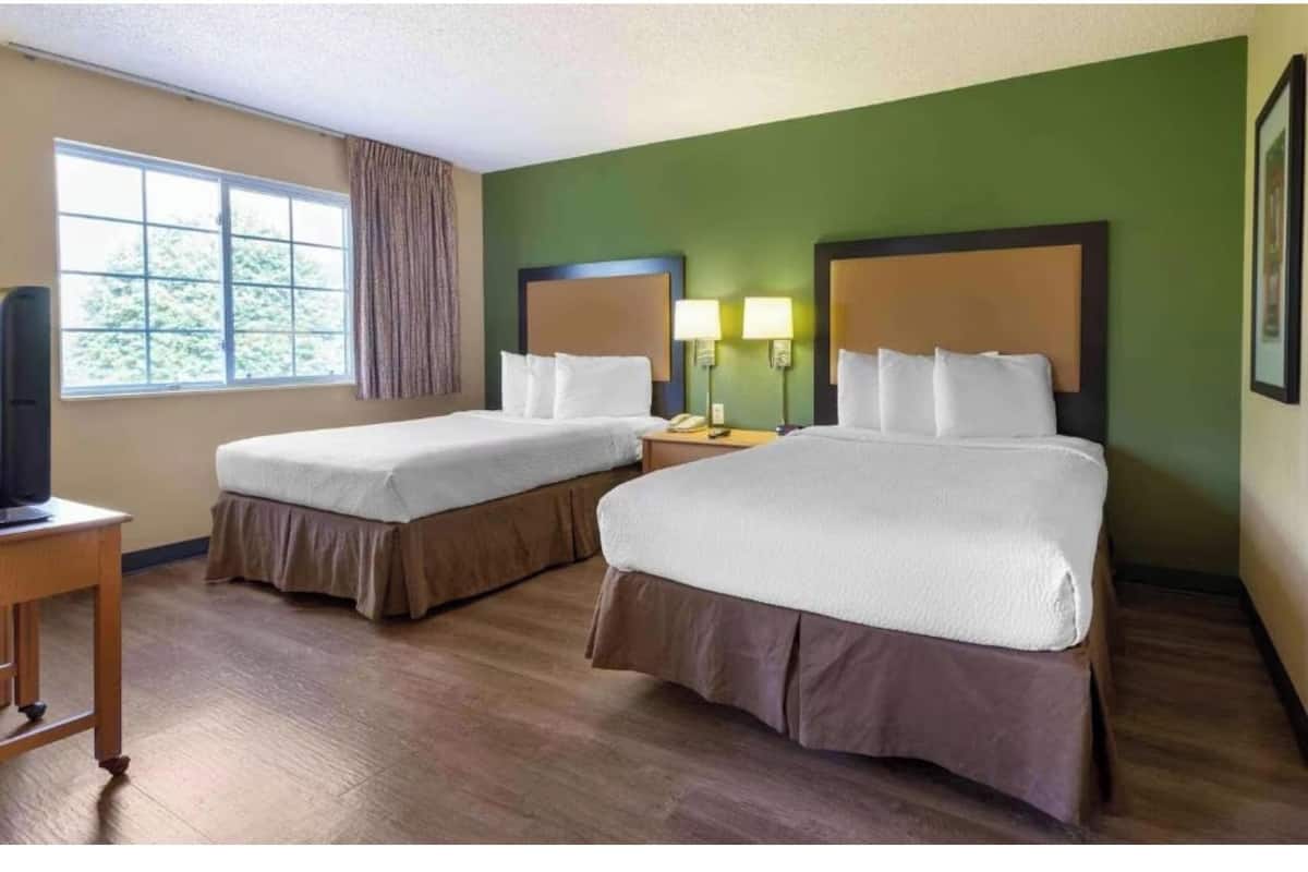 Cortinas blackout, tabla de planchar con plancha y wifi gratis