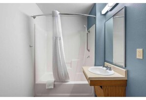 Room, 1 Queen Bed, Non Smoking (Kitchen) | Bathroom