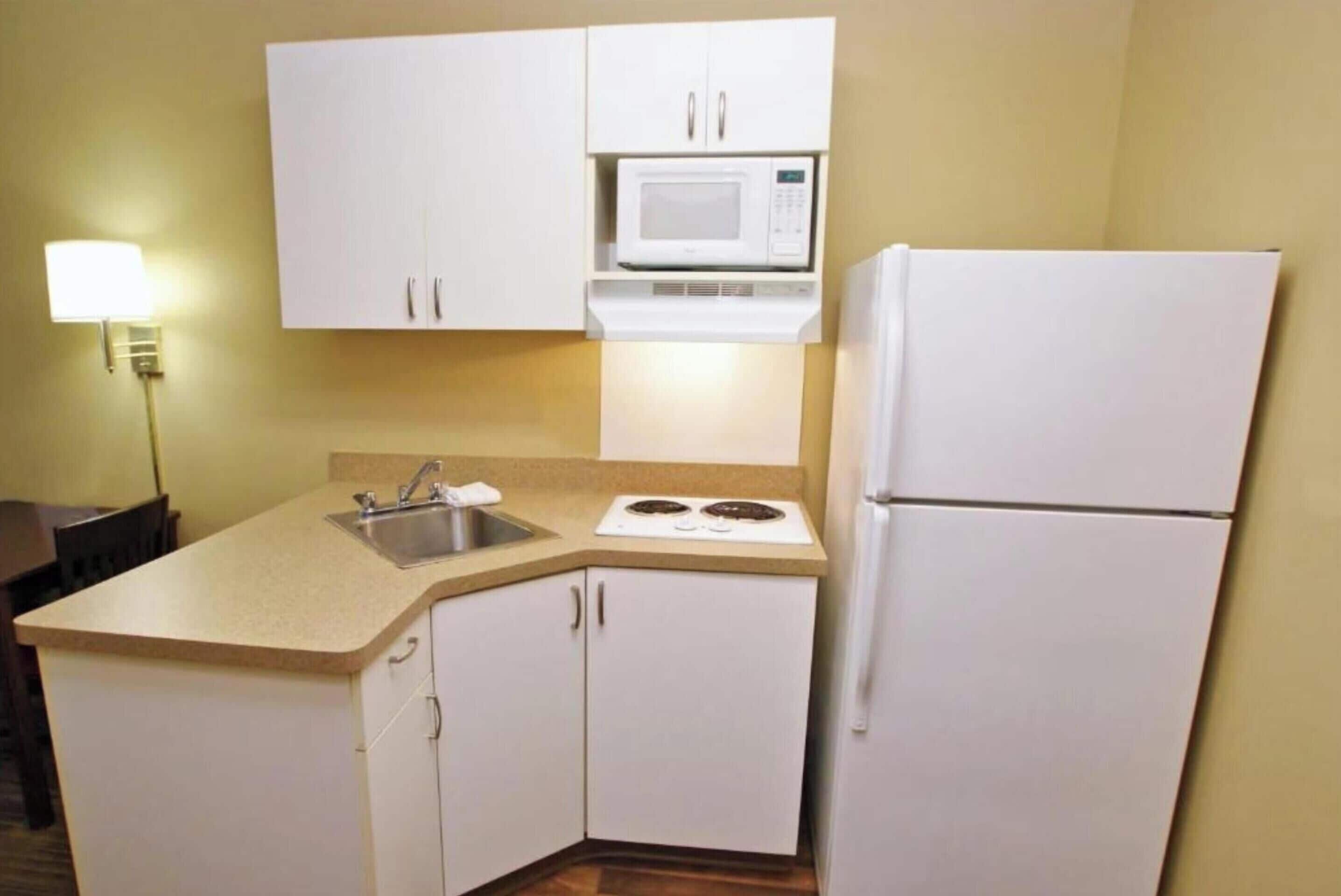 Room, 1 King Bed, Non Smoking (Shower) | Private kitchen