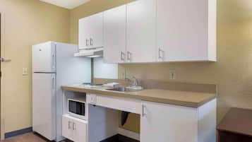 Full-size fridge, microwave, stovetop, cookware/dishes/utensils