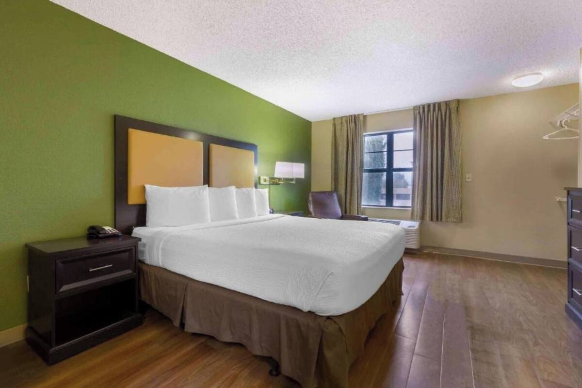 Tabla de planchar con plancha, wifi gratis y ropa de cama 