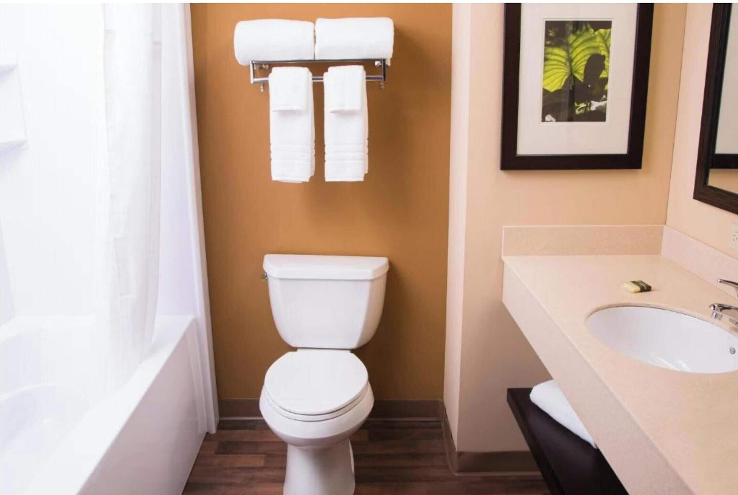 Een bad/douchecombinatie, gratis toiletartikelen, een haardroger