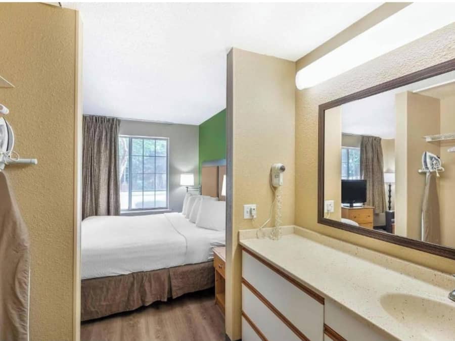 Tabla de planchar con plancha, wifi gratis, ropa de cama