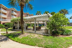 Outdoor dining - Beach front pool side resort condominium in Galveston Texas. Great view of Gulf. (Galveston)
