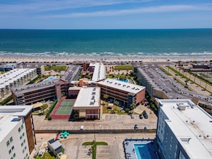 Exterior - Beach front pool side resort condominium in Galveston Texas. Great view of Gulf. (Galveston)
