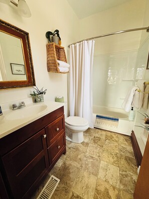 Studio | Bathroom - Vilayala Retreat (Vankleek Hill)