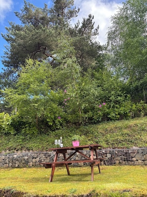 Outdoor dining - Cosy Scottish Highland home situated between Fort William and Glenfinnan (Blaich)