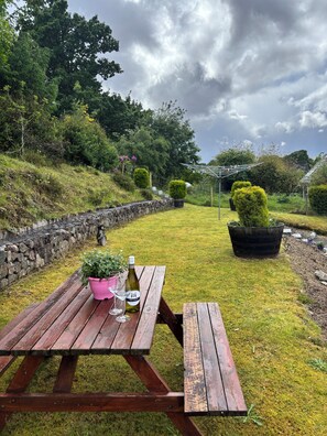 Outdoor dining - Cosy Scottish Highland home situated between Fort William and Glenfinnan (Blaich)