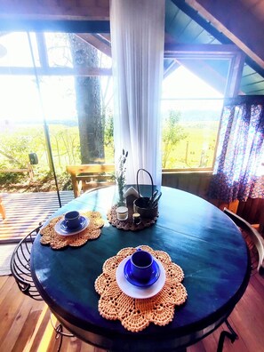 Dining - Na'raucária, a cabin with a bathroom, a rural backyard within the city. (Cambará do Sul)
