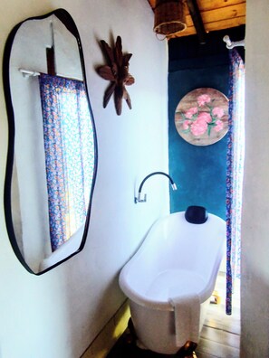 Hair dryer, towels, soap, toilet paper - Na'raucária, a cabin with a bathroom, a rural backyard within the city. (Cambará do Sul)