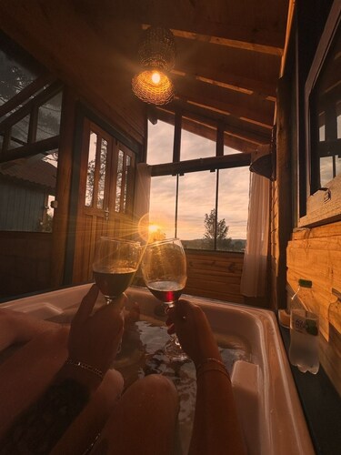 Na'raucária, a cabin with a bathroom, a rural backyard within the city.