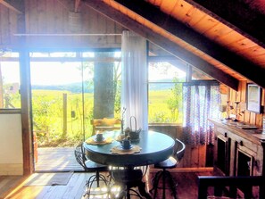 Dining - Na'raucária, a cabin with a bathroom, a rural backyard within the city. (Cambará do Sul)