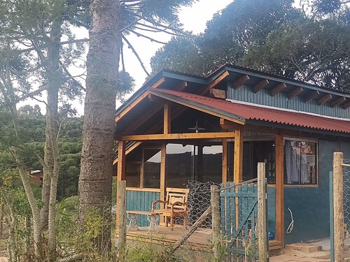 Na'raucária, a cabin with a bathroom, a rural backyard within the city.