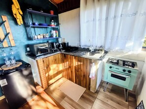 Private kitchen - Na'raucária, a cabin with a bathroom, a rural backyard within the city. (Cambará do Sul)