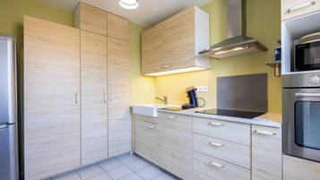 Wasserkocher mit Kaffee-/Teezubehör, Kühlschrank, Mikrowelle, Ofen