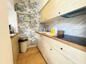Private kitchen - Cozy Studio – Seaside Escape by the Water (Agde)